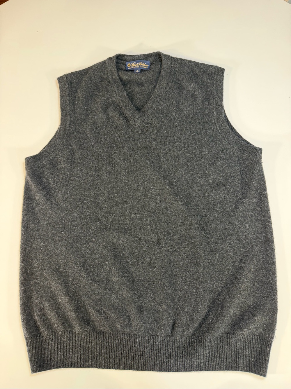 Brooks Brothers Scottish Cashmere Charcoal Gray V-Neck Sweater Vest made Italy
